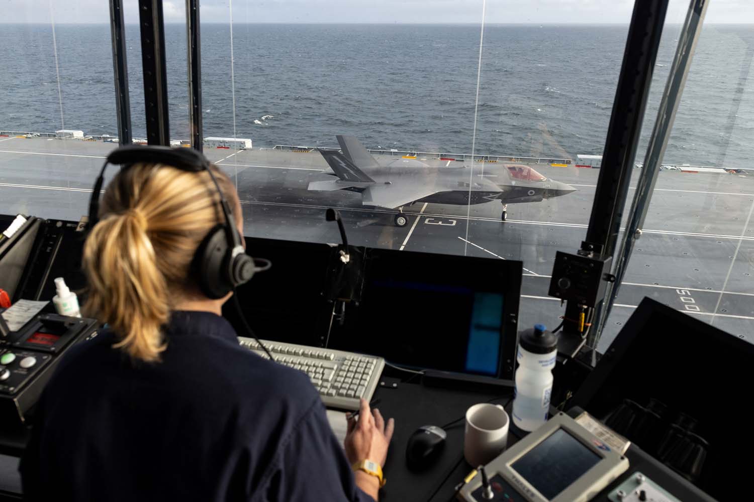 Le porte-avions HMS Queen Elizabeth, transportant des chasseurs de cinquième génération F-35 Lightning II, a mené avec succès une série de missions de frappe simulées au large des côtes norvégiennes.-11