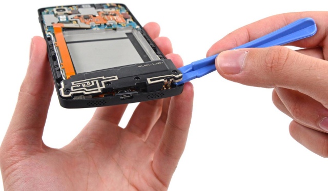 Специалисты из iFixit разобрали смартфон Nexus 5-4
