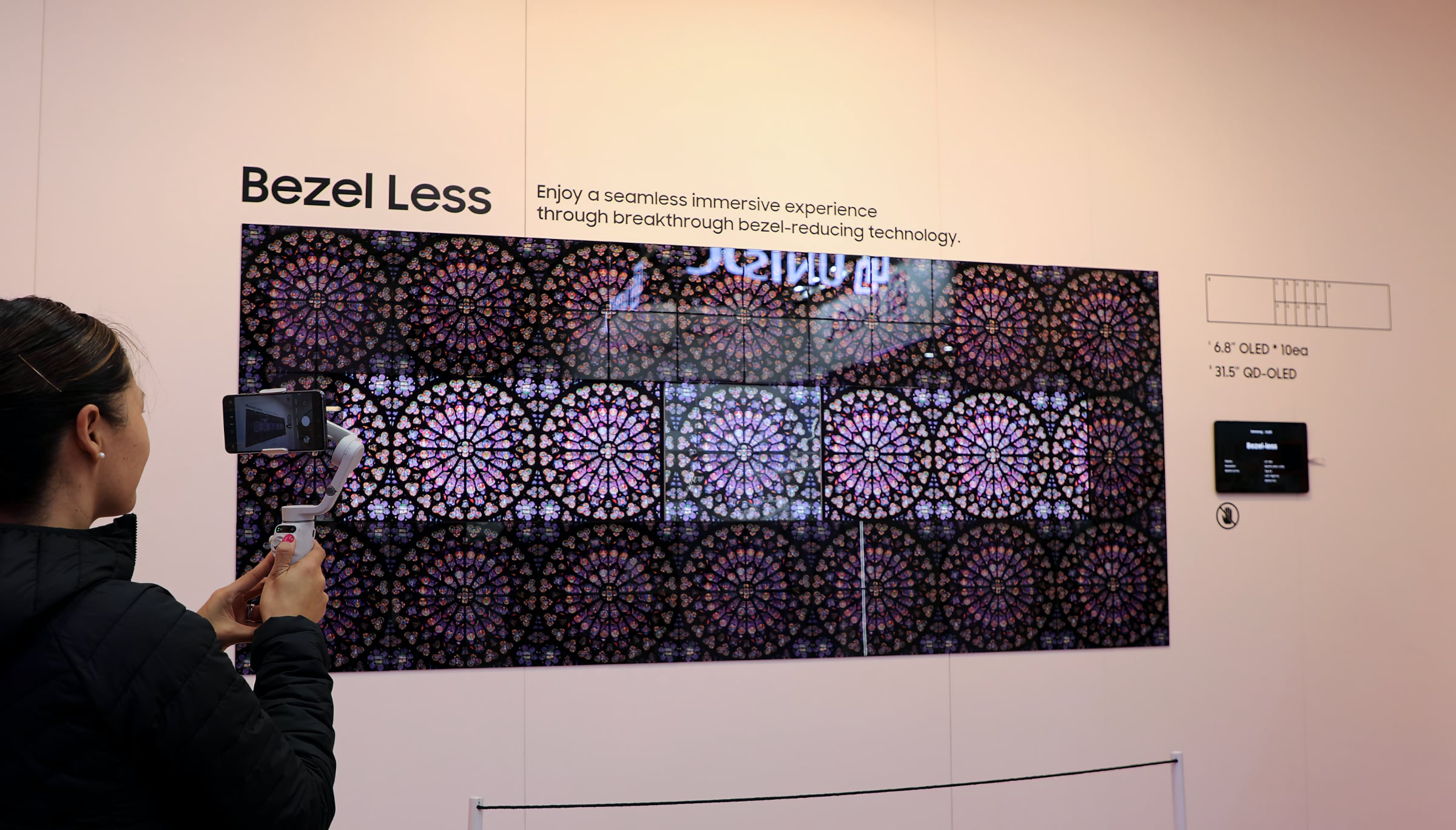 Масив з кількох OLED-дисплеїв з рамками 0.6 мм