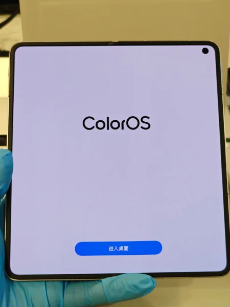 A third image of the Oppo Find N5's internal display