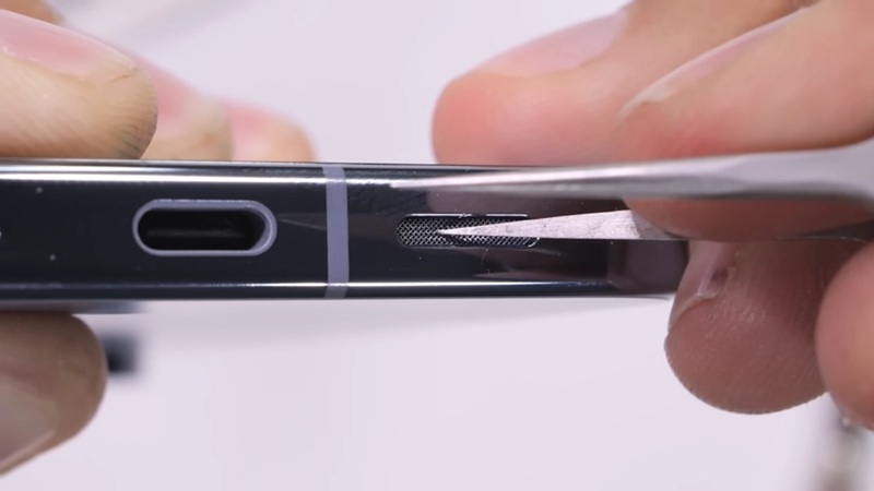 JerryRigEverything тестирует Google Pixel 10 Pro XL