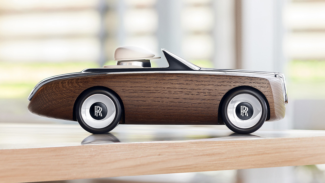 Details of the Rolls-Royce Cameo miniature sculpture