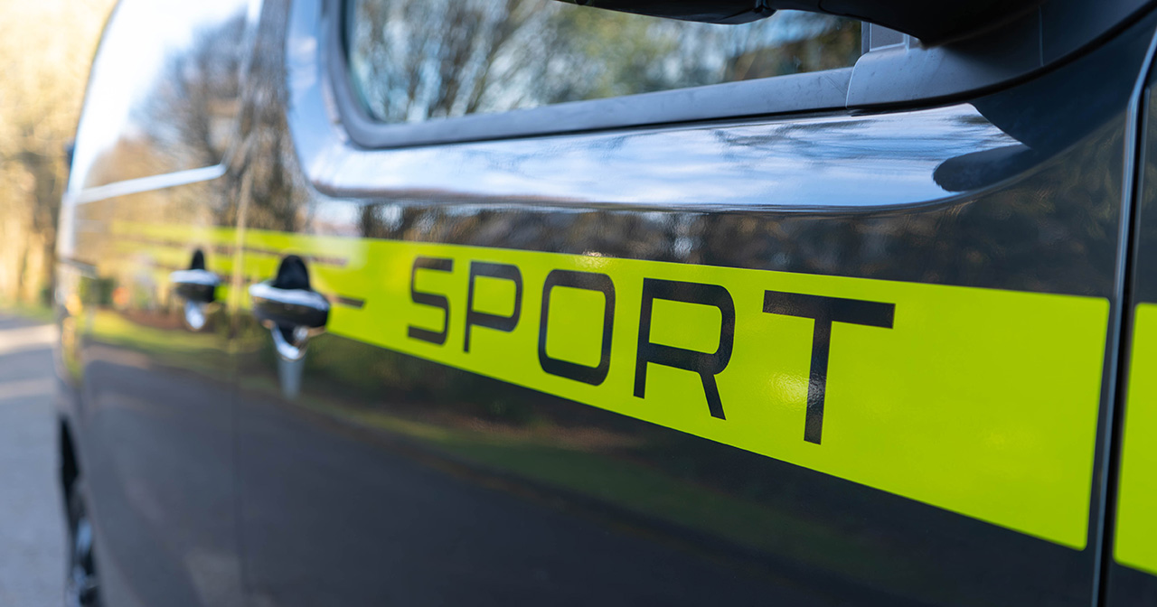 Peugeot Expert Sport з яскравими наклейками кольору Kryptonite Green