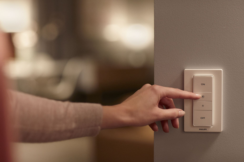 Комплект Philips Hue Wireless Dimming Kit из "умной" лампы и беспроводного пульта ДУ-2