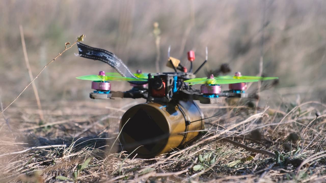 FPV drone struck a moving Russian tank by flying into the hatch