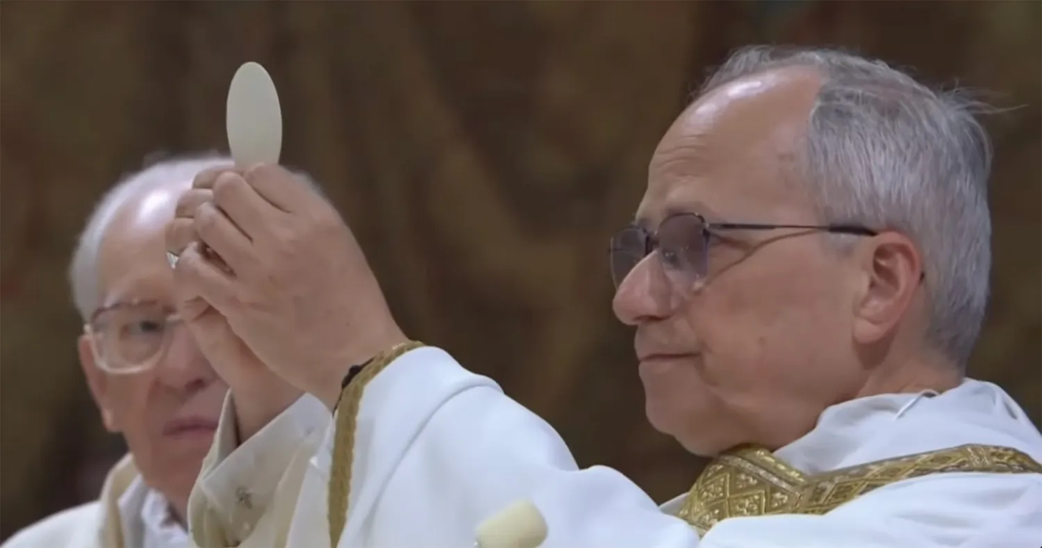 Photo du Pape Léon XIV avec une Apple Watch