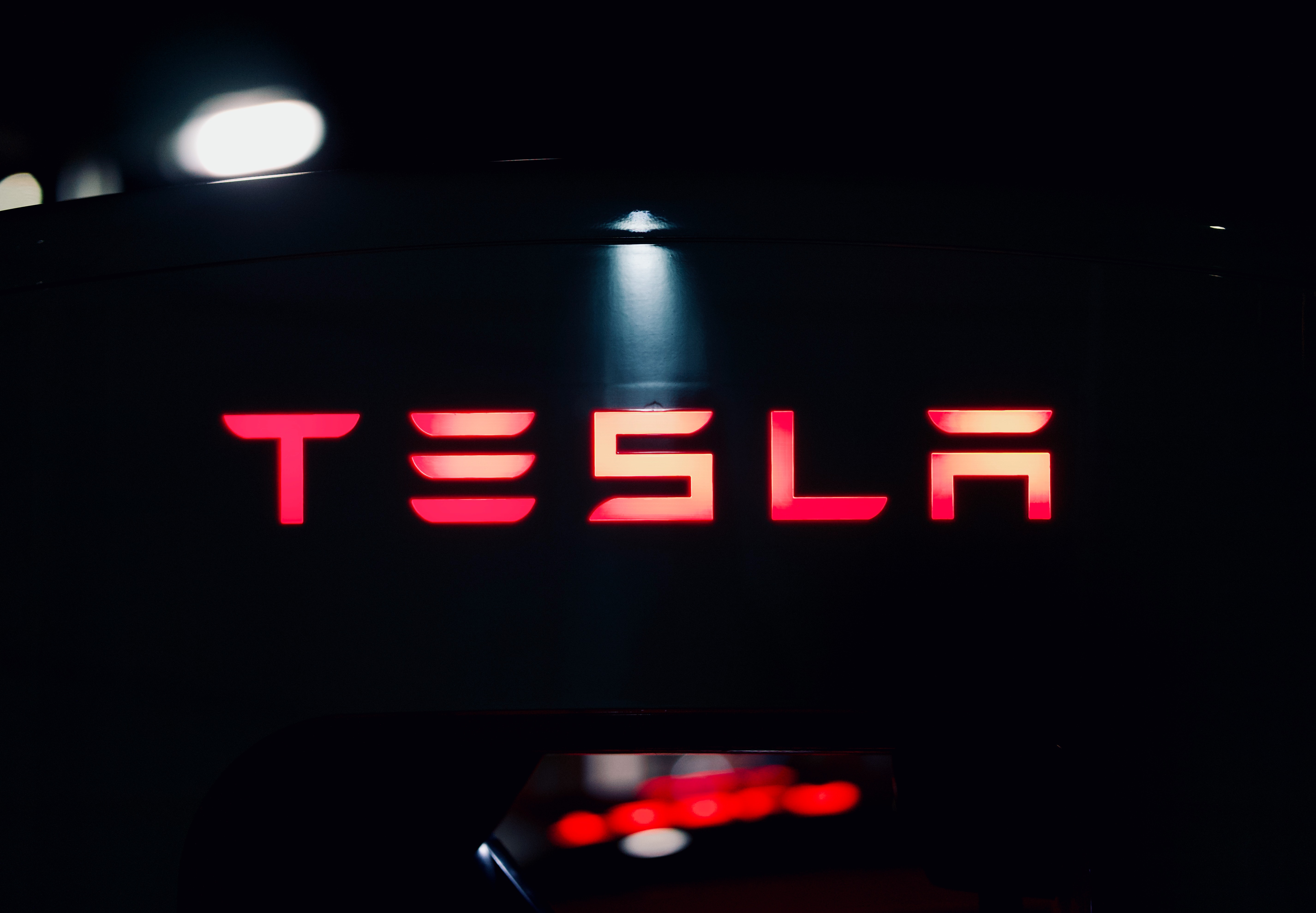 Tesla та Ілон Маск знали про несправності Autopilot, постановив суд у США