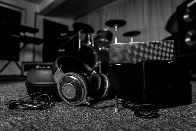 Геймерская гарнитура Razer Kraken Forged Edition с алюминиевыми чашками-2