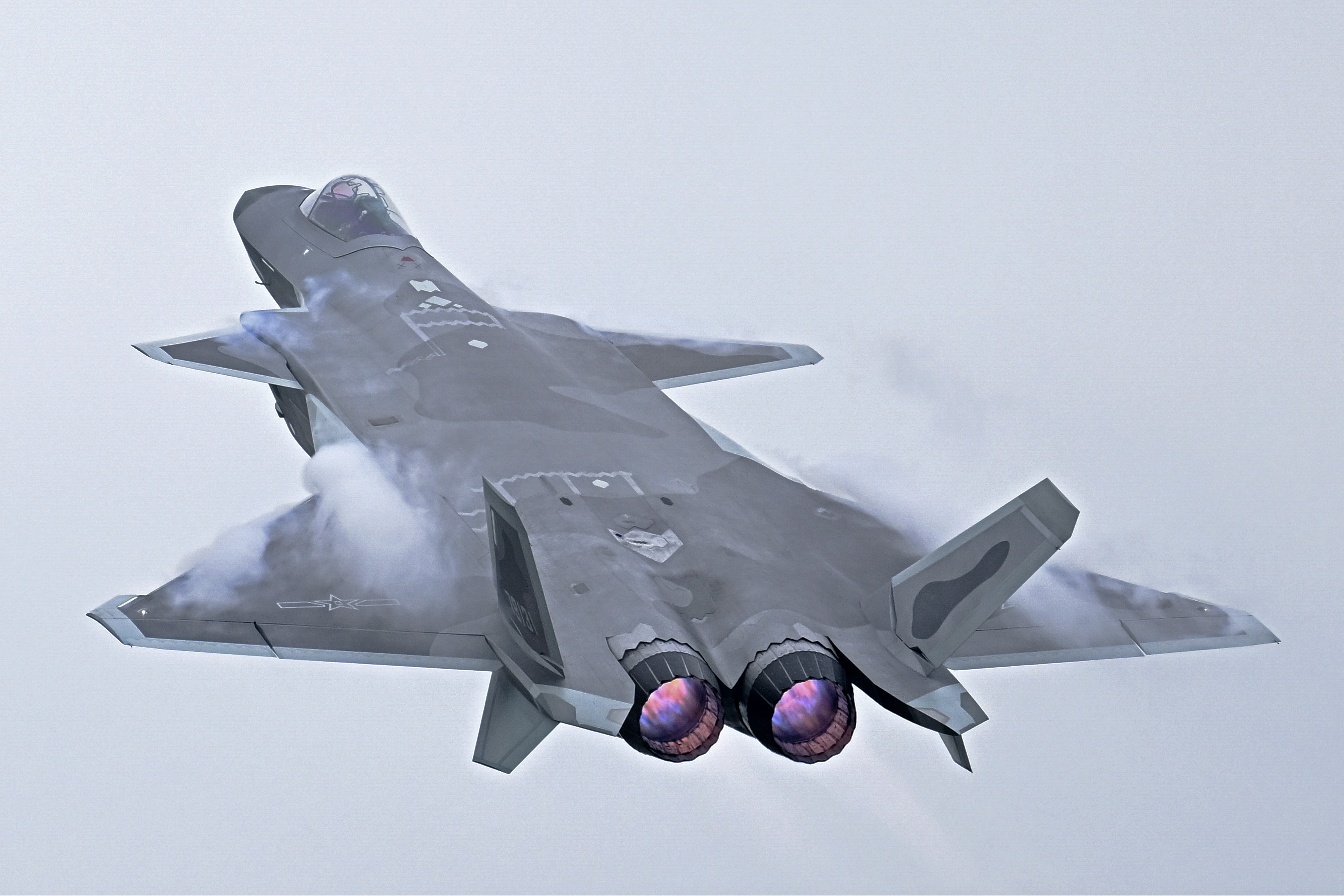 La Chine améliore son avion de combat de cinquième génération J-20 Mighty Dragon afin de surpasser le F-22 Raptor américain.-2