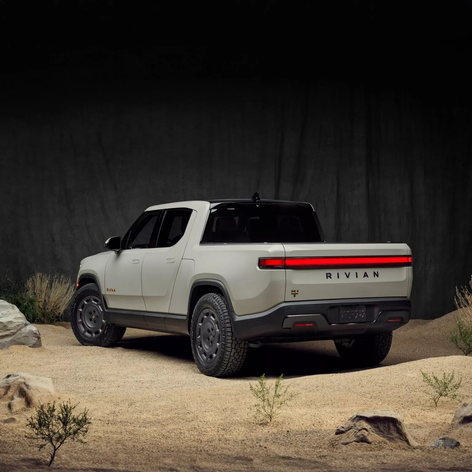 Vue latérale du Rivian R1 Dune Edition