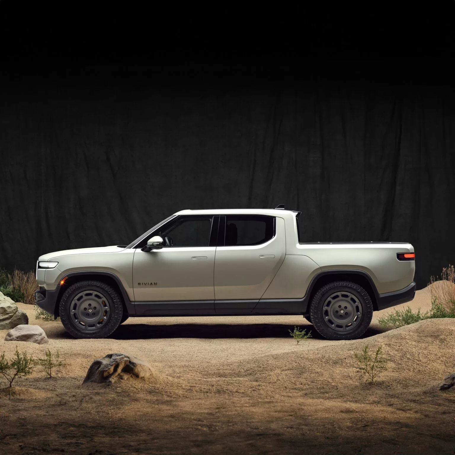 Rivian R1 Dune Edition avec arrière-plan désert