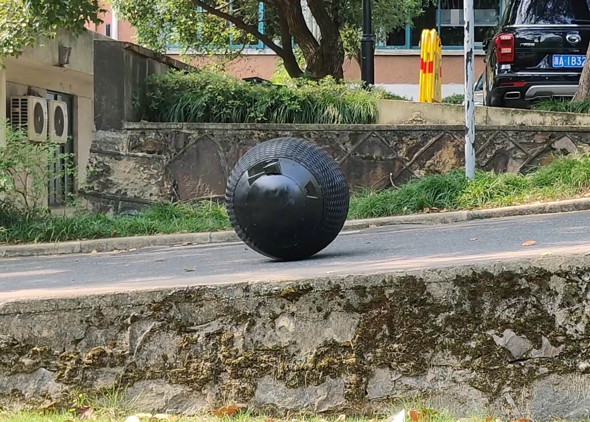 Rotunbot RT-G dans une rue de la ville, photo de rotunbot.cn