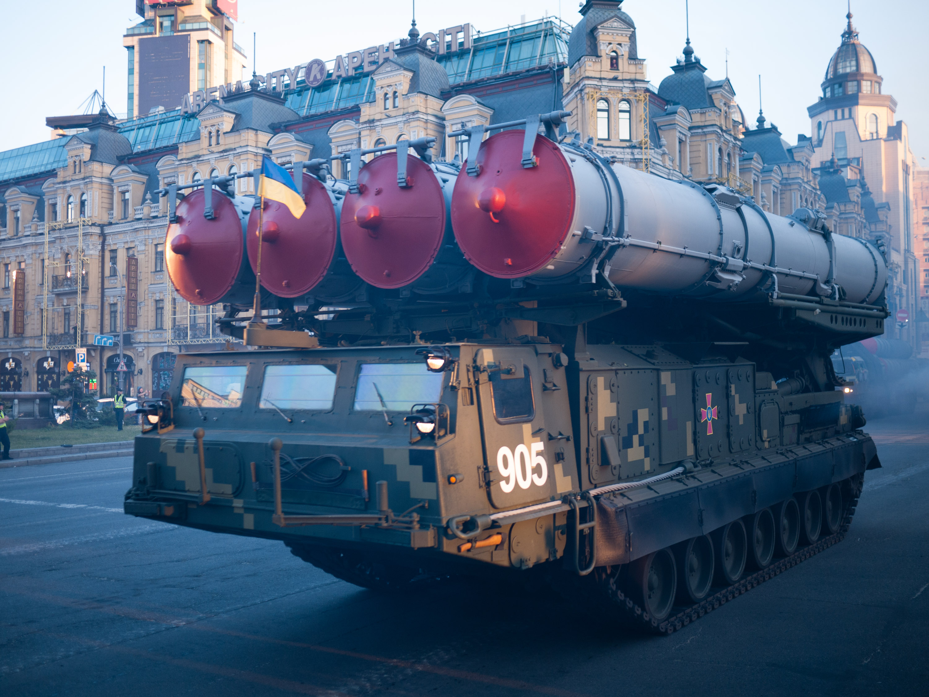 Les forces armées ukrainiennes ont montré une vidéo rare du système de défense aérienne S-300V1 en action. Il s'agit du seul système de missiles anti-aériens en Ukraine qui peut abattre des missiles balistiques.