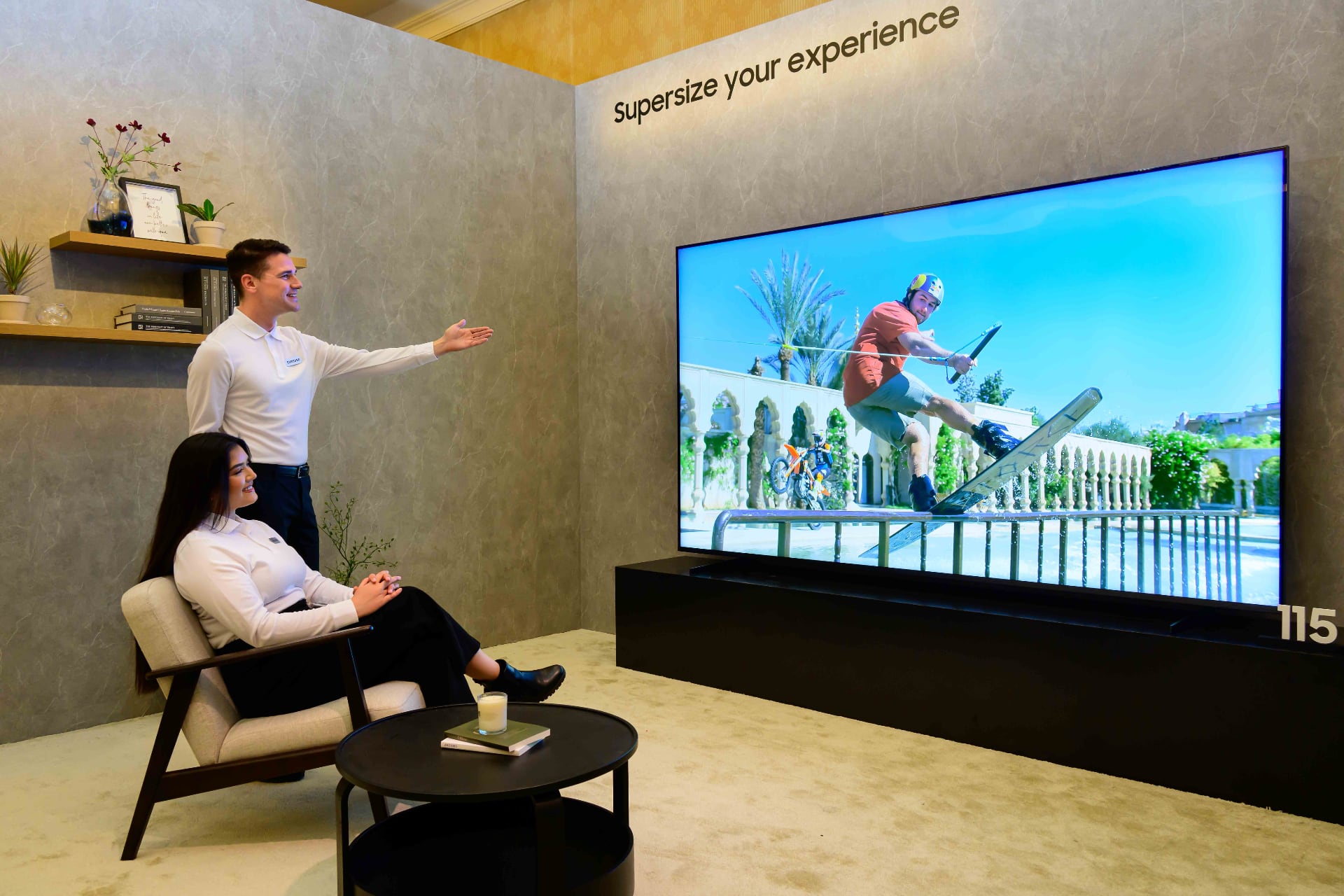 115-дюймовий телевізор Neo QLED 8K QN990F на виставці CES 2025