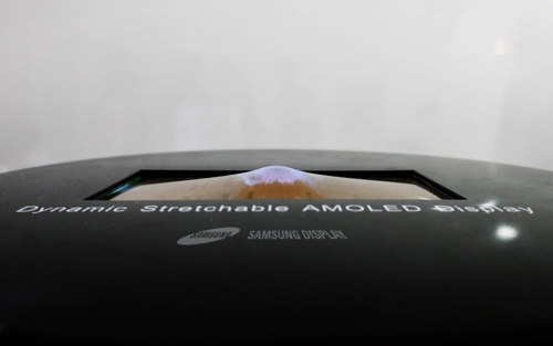 samsung-display-stretchable-prototype.jpg