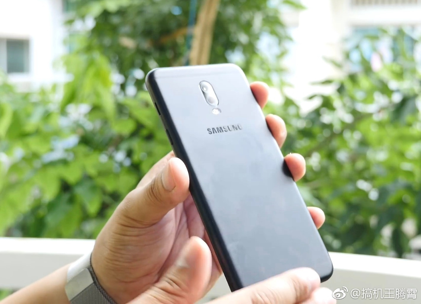 samsung-galaxy-j7-plus-2017-photos-5.jpg