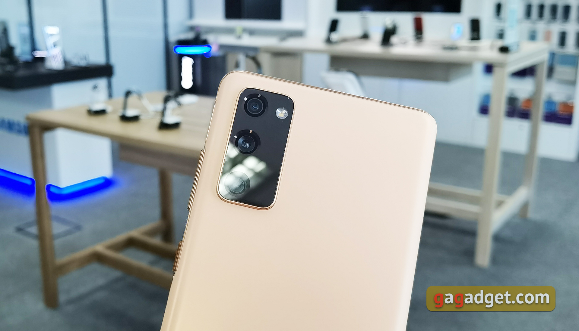 "Молодёжный" флагман Samsung Galaxy S20 FE своими глазами-44
