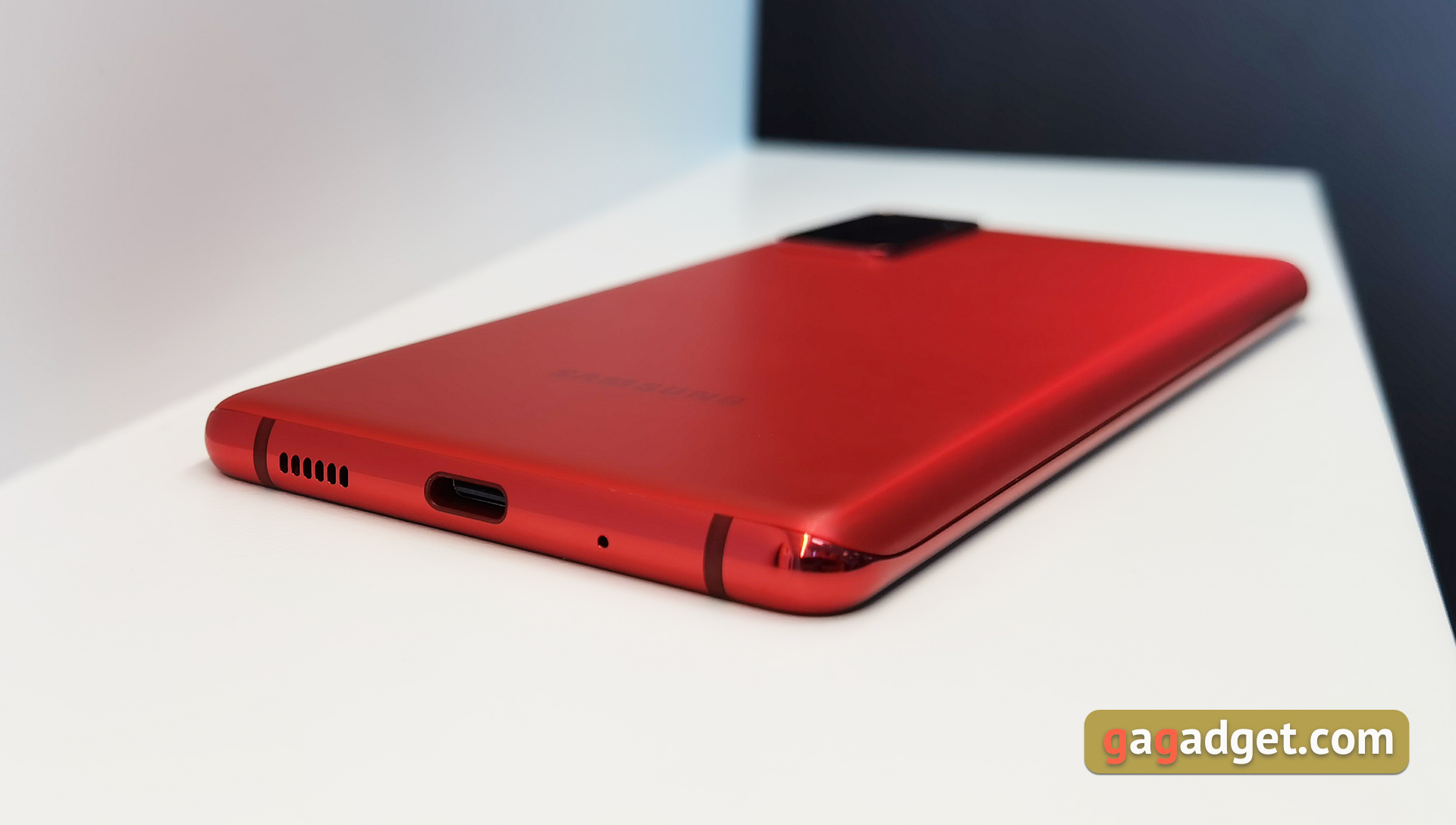 "Молодёжный" флагман Samsung Galaxy S20 FE своими глазами-5