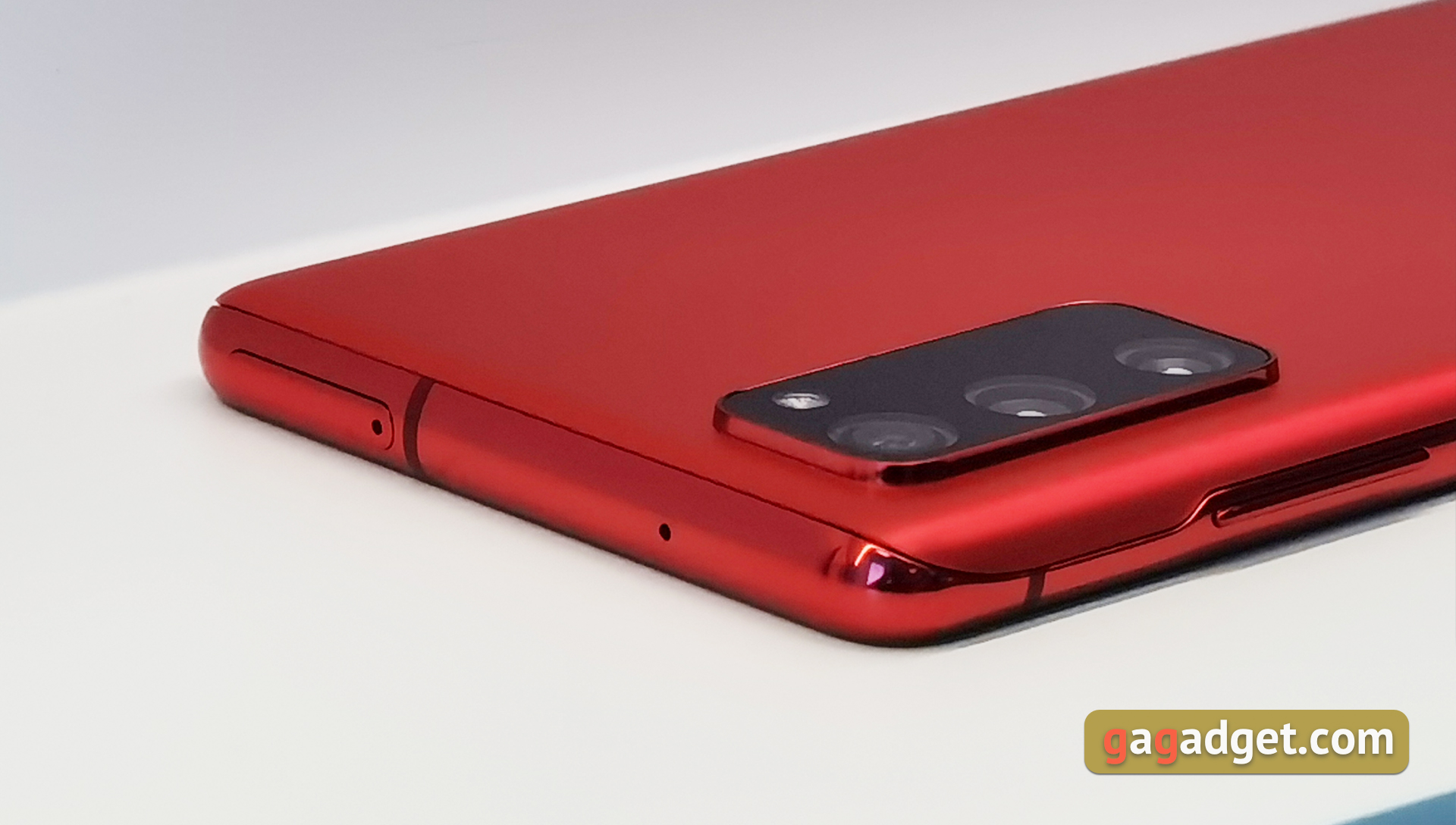"Молодёжный" флагман Samsung Galaxy S20 FE своими глазами-6