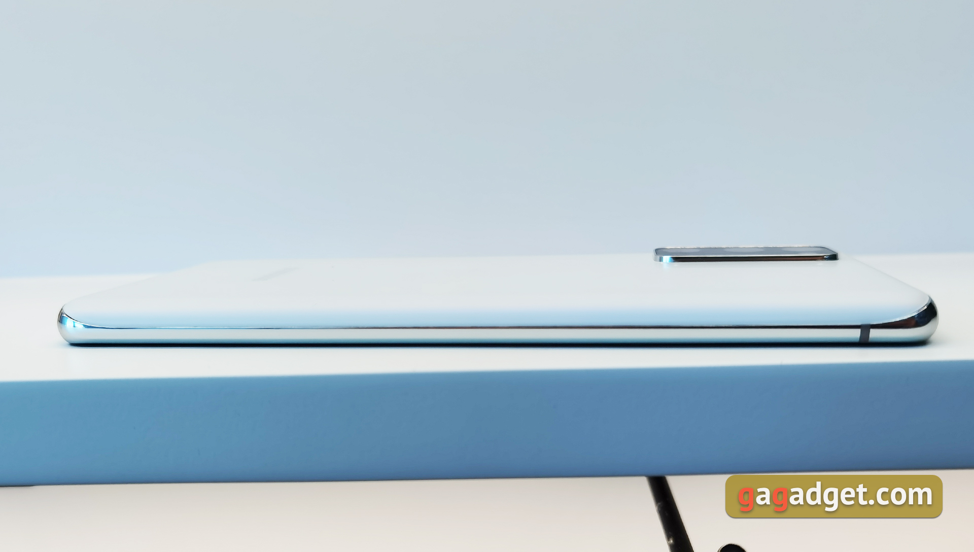 "Молодёжный" флагман Samsung Galaxy S20 FE своими глазами-8