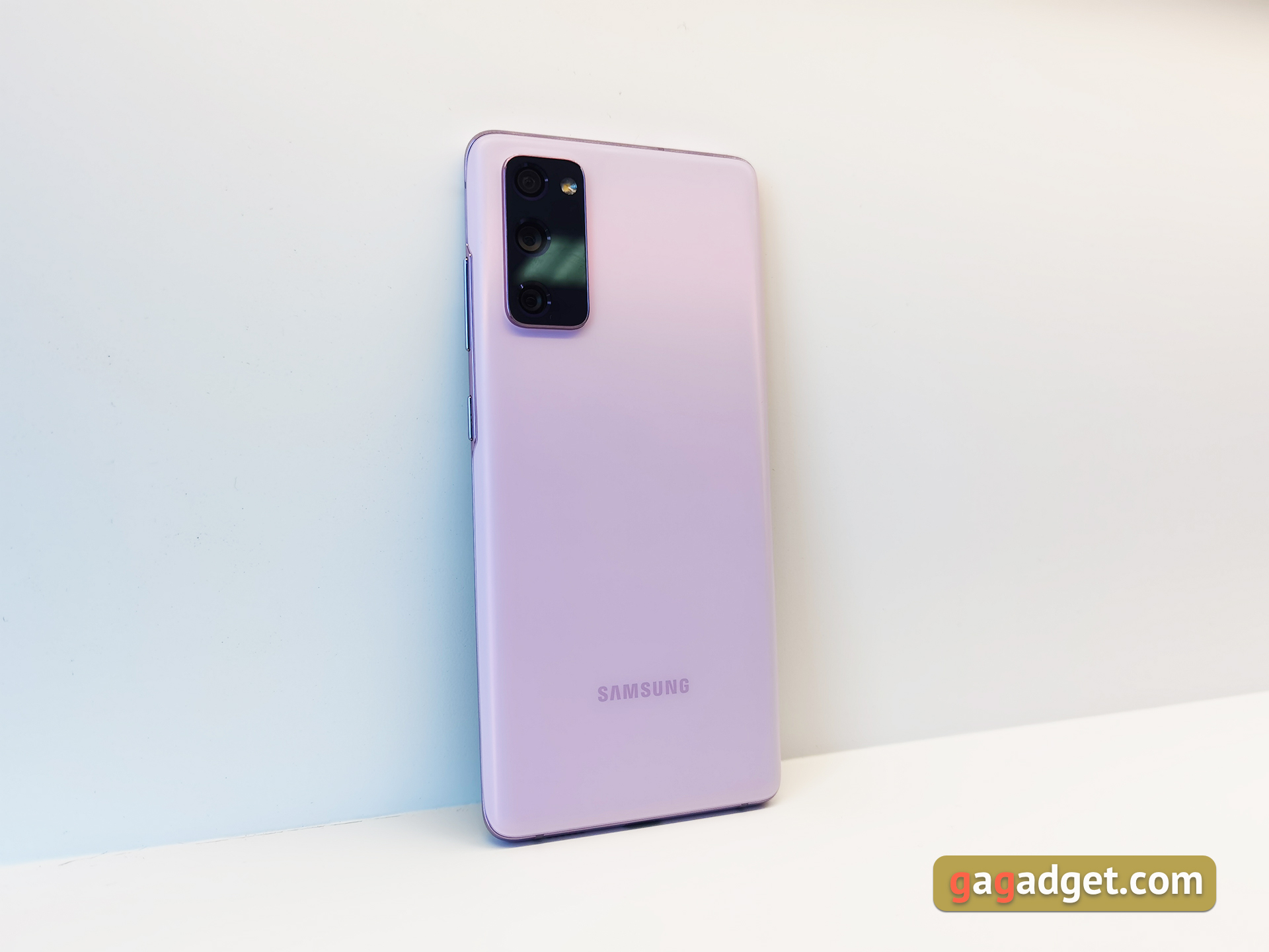 "Молодёжный" флагман Samsung Galaxy S20 FE своими глазами-16
