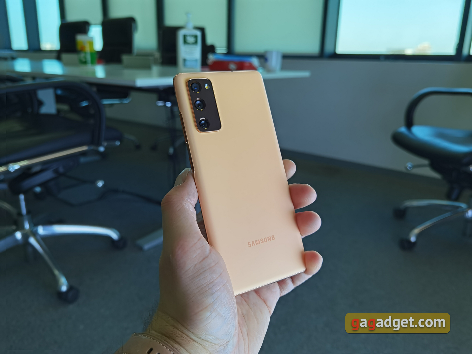 "Молодёжный" флагман Samsung Galaxy S20 FE своими глазами-17