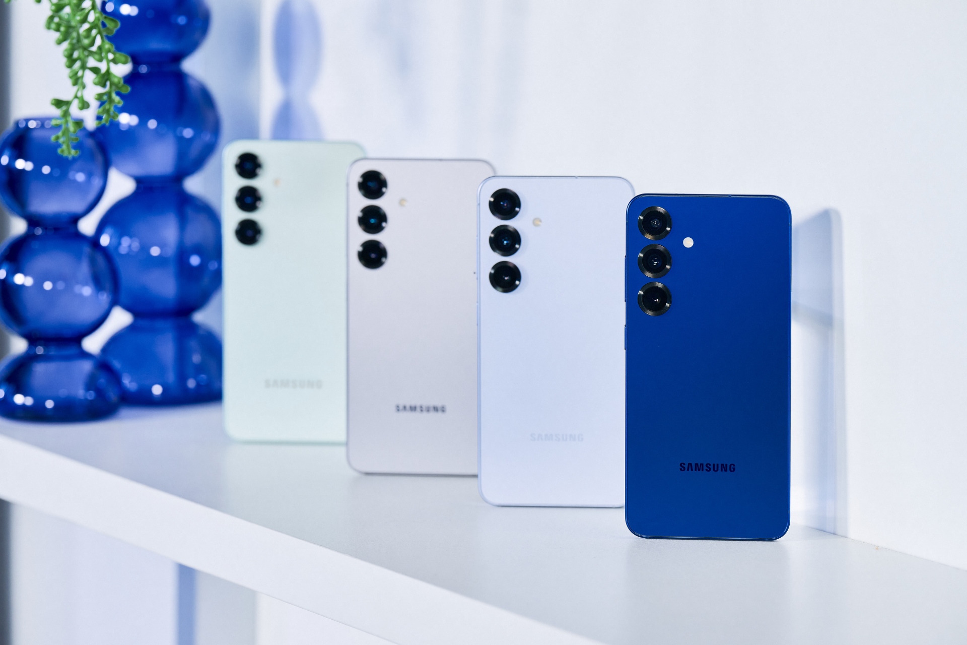 Samsung Galaxy S25 colour family in a real-life environment