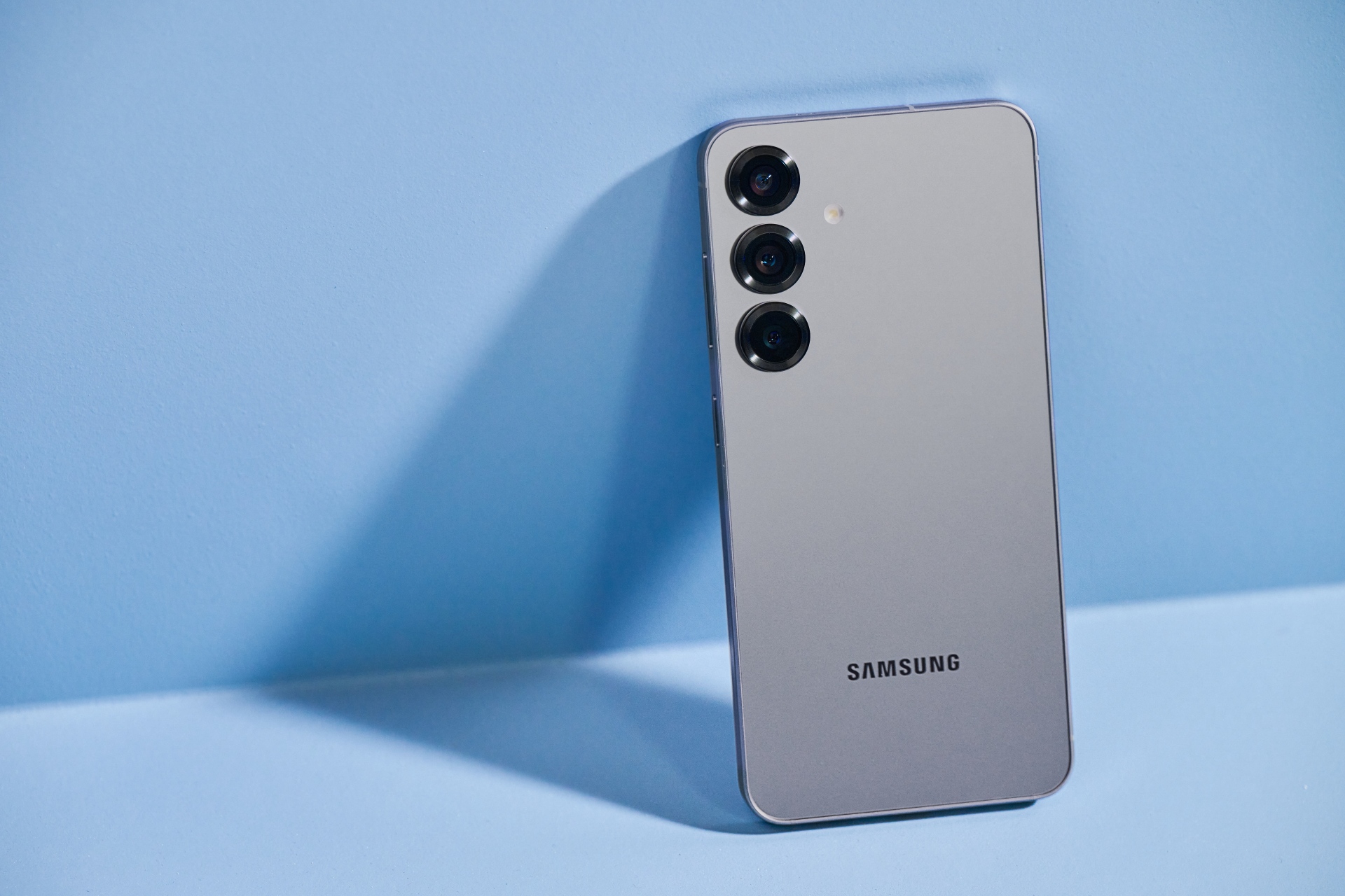 Samsung Galaxy S25+ in Silver Shadow colour