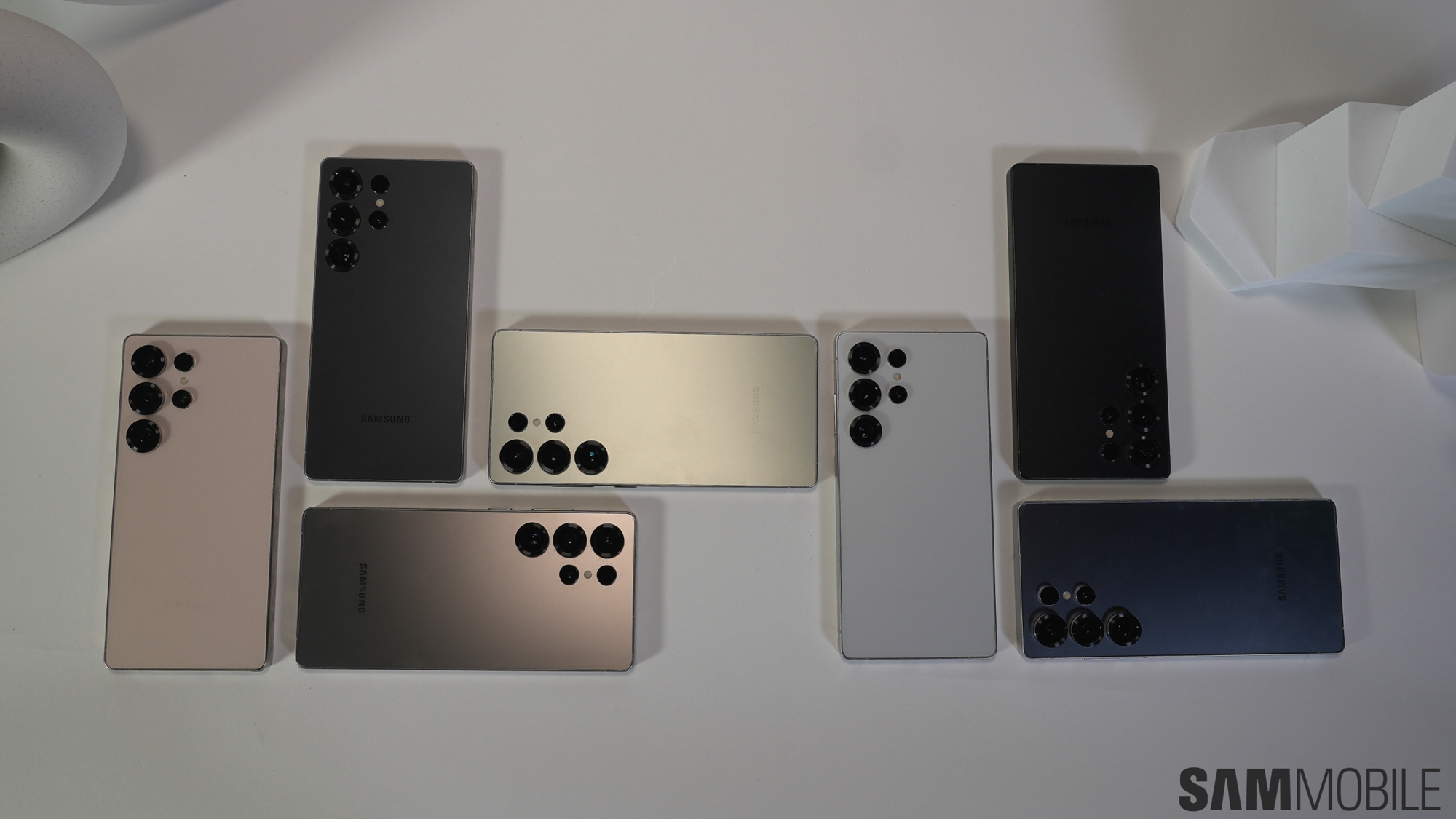All colours of Samsung Galaxy S25 Ultra on the table