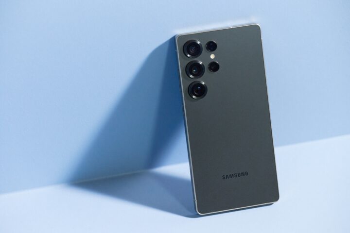 Samsung Galaxy S25 Ultra in Titanium Black colour