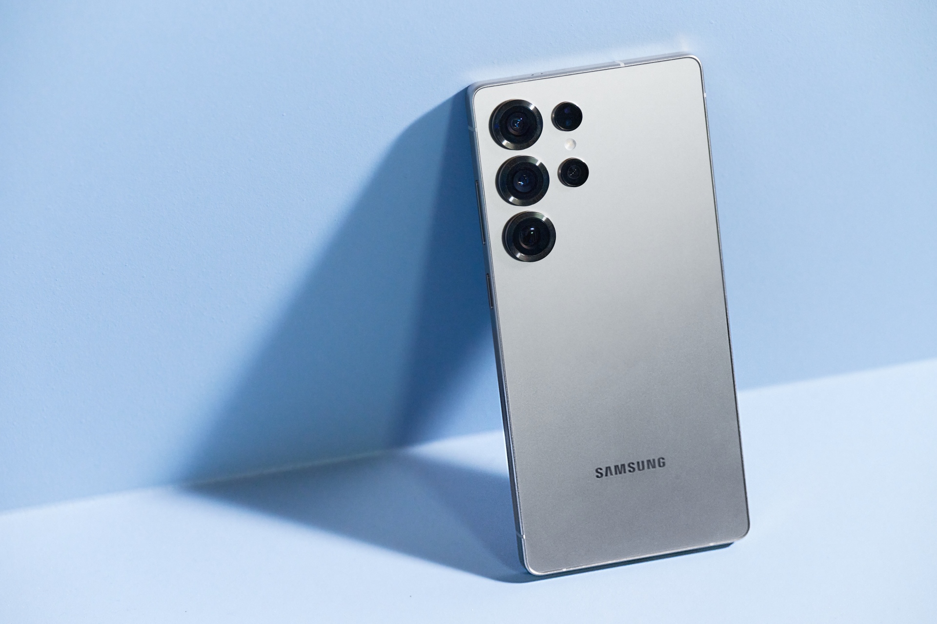 Samsung Galaxy S25 Ultra in Titanium Grey colour