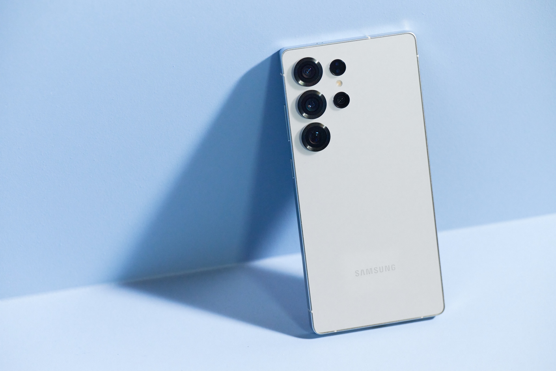 Samsung Galaxy S25 Ultra in Titanium White Silver colour