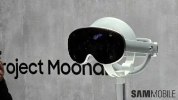 Le casque du projet Moohan en arrière-plan