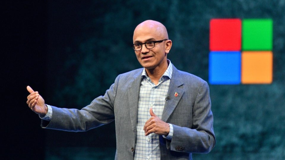 Le directeur de Microsoft défend l'investissement dans l'OpenAI dans un contexte d'examen par l'UE et le Royaume-Uni