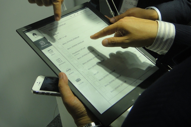 Посмотрите, как работает ридер Sony с 13" экраном E-Ink Mobius