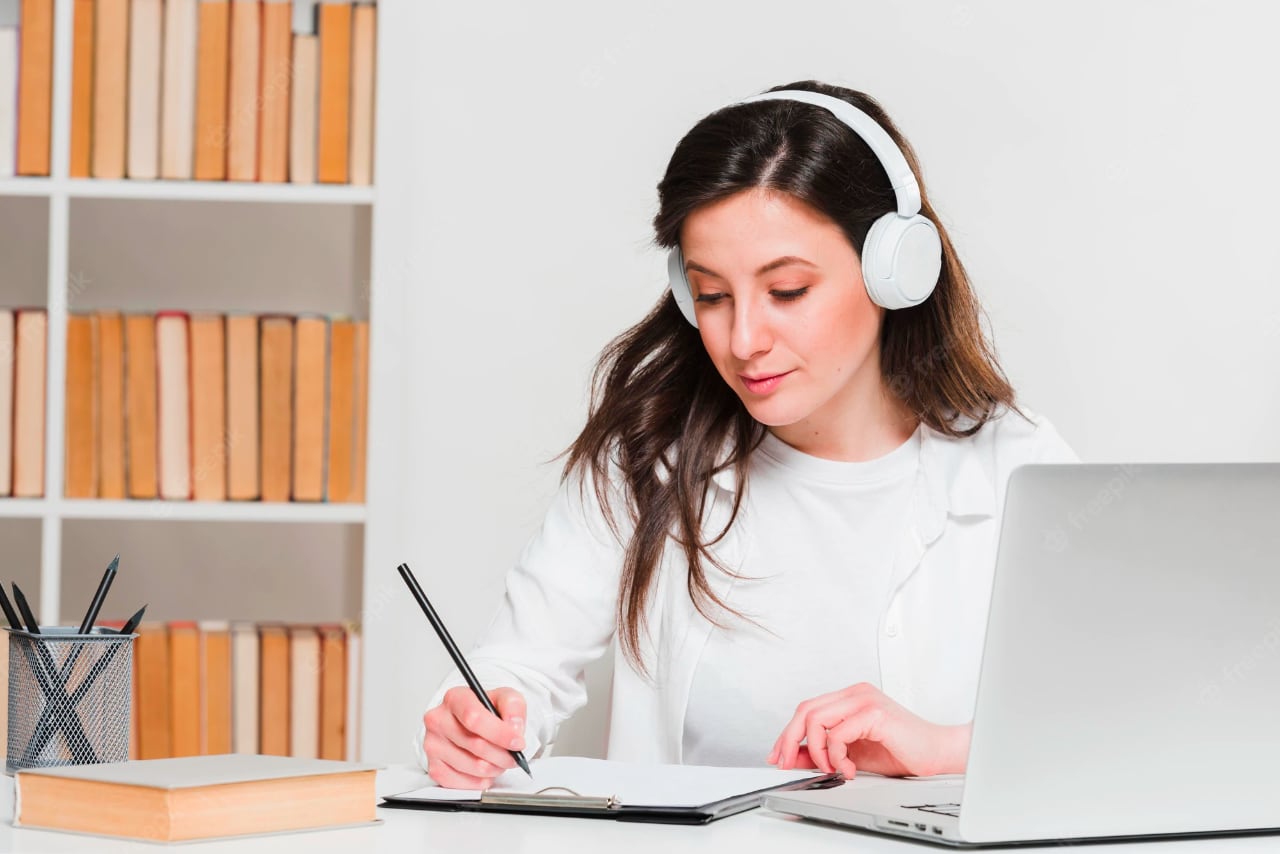 How Modern Gadgets Help Students to Write College Essays