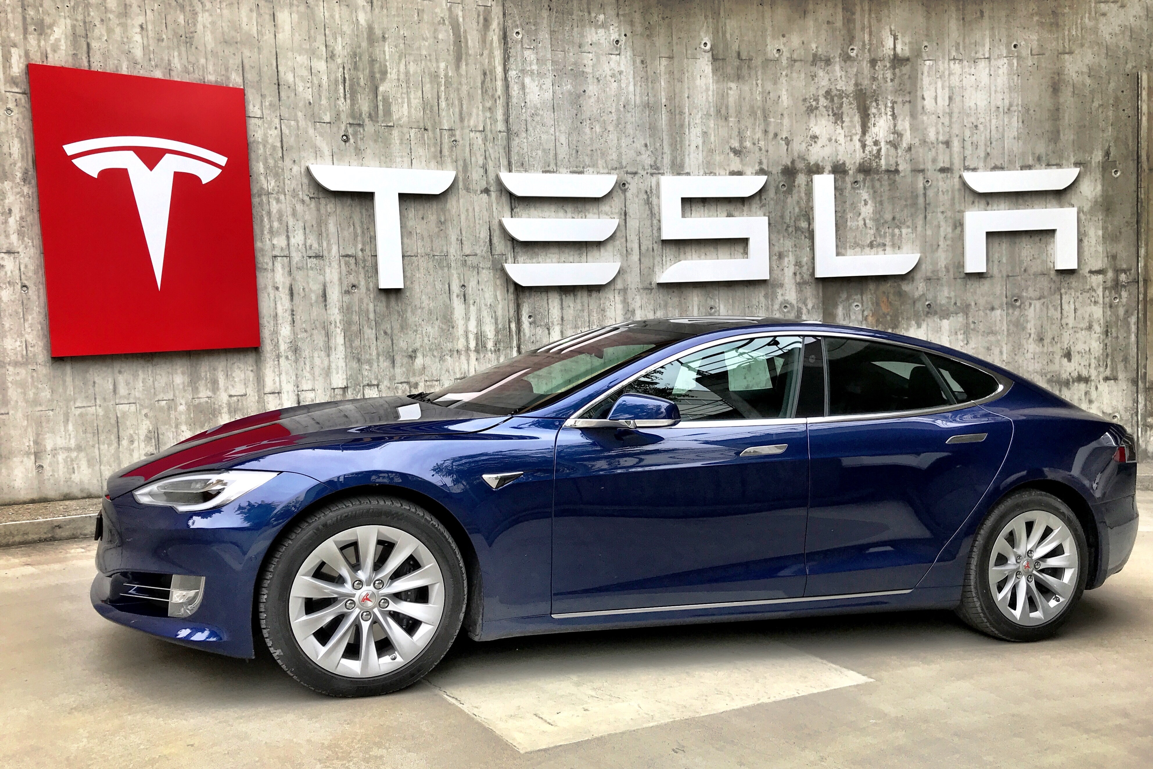 Tesla отзывает более 1,6 млн автомобилей в Китае из-за проблем с автопилотом и замками