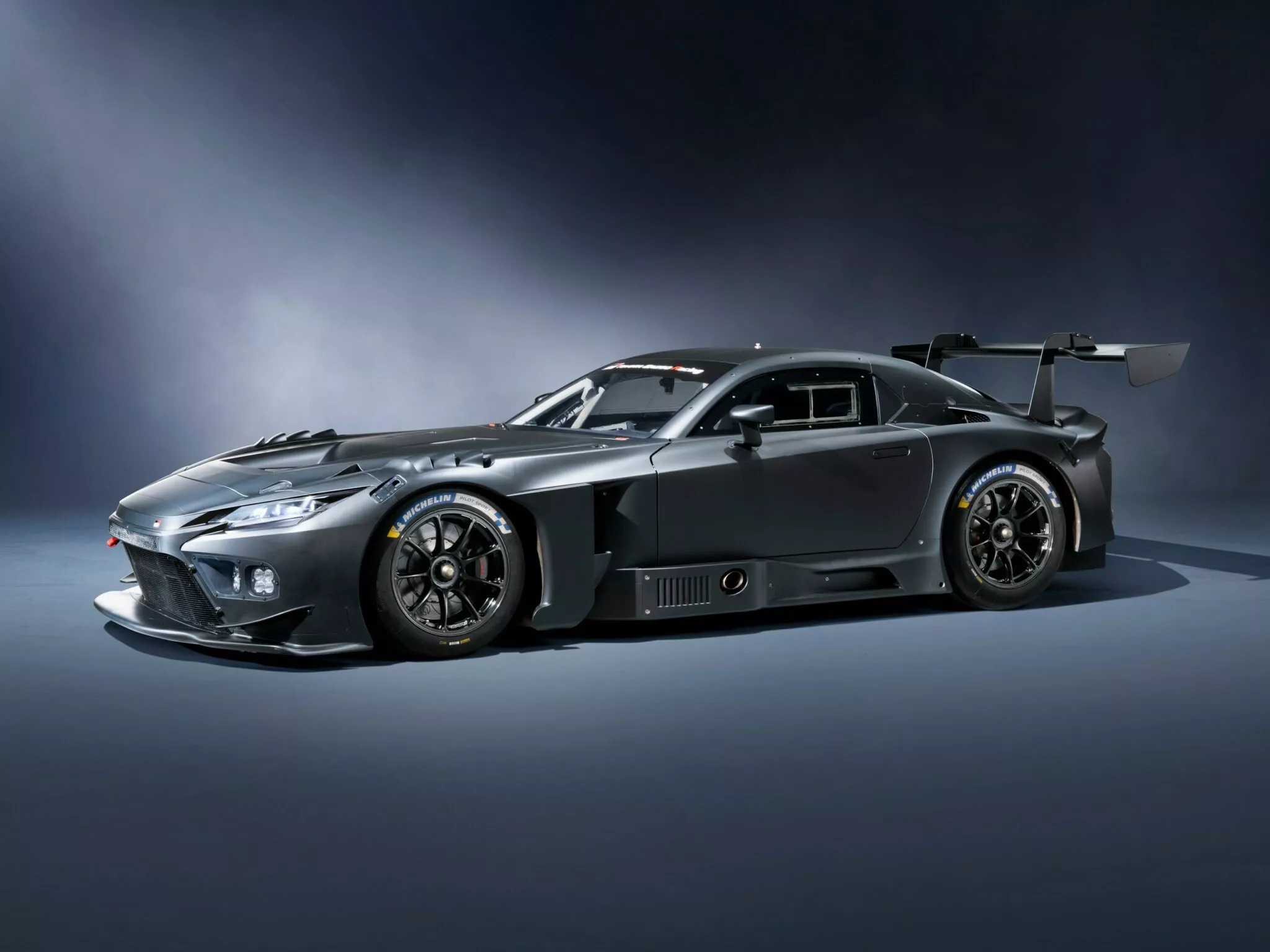 Вид збоку задньої частини Toyota GR GT