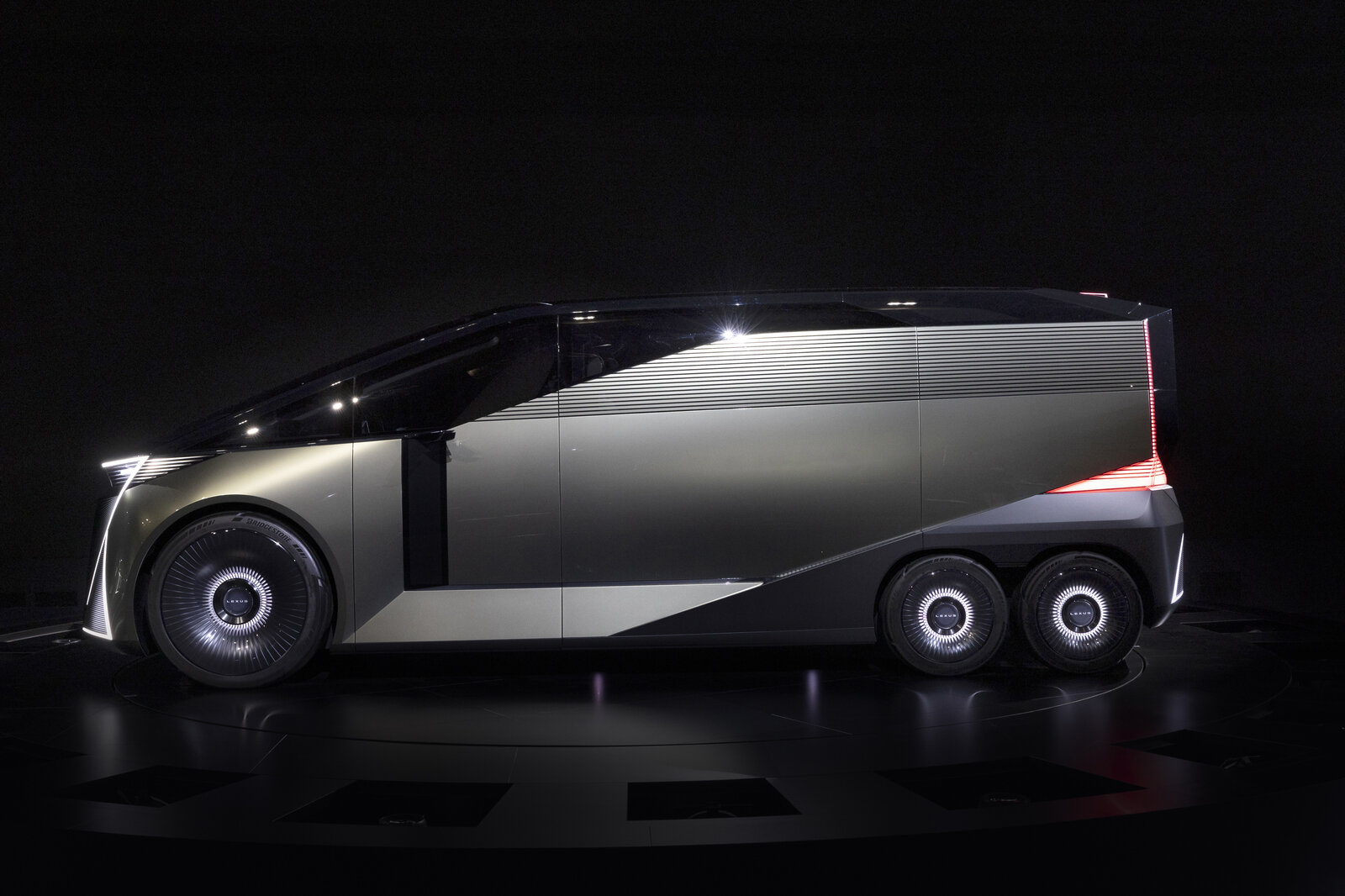 Lexus LS концепт на виставці Japan Mobility Show 2025