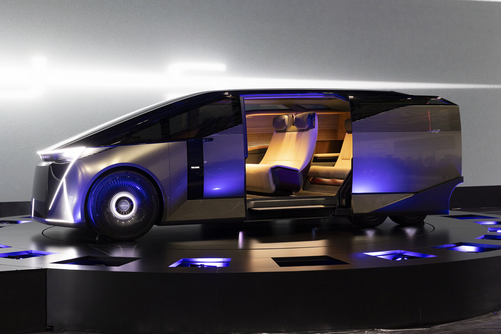 Футуристичний Lexus LS концепт на Japan Mobility Show