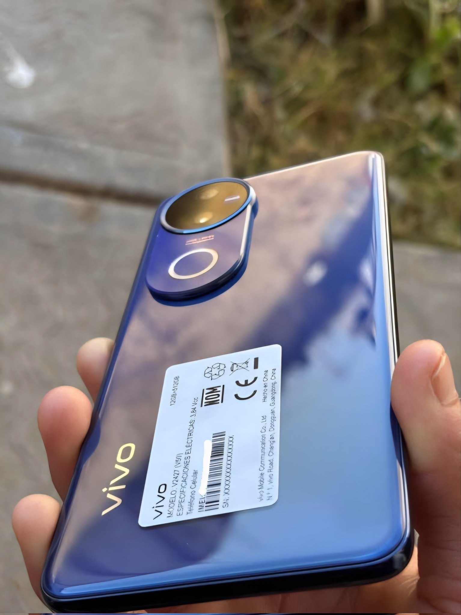 Vivo V50 in Starry Blue, Angle 3