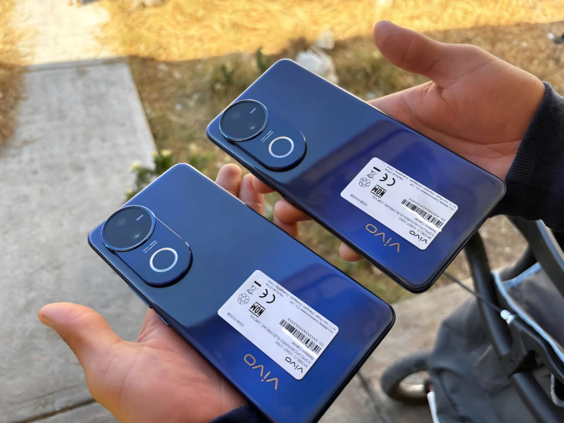 Vivo V50 in Starry Blue, Angle 4
