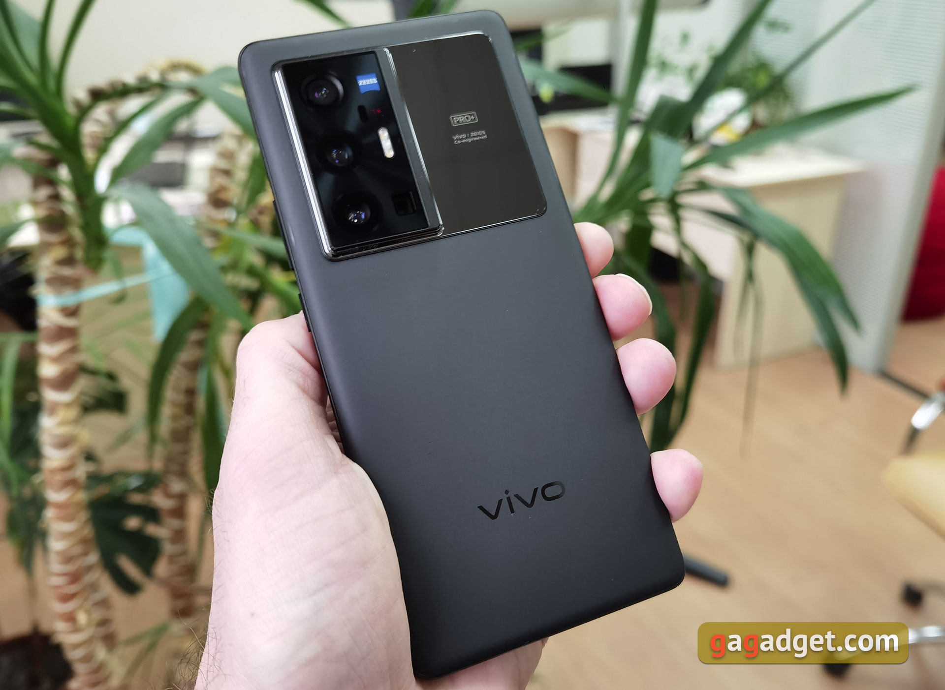 Обзор vivo X70 Pro+: китайский флагман с немецкой оптикой для ночной съёмки-8