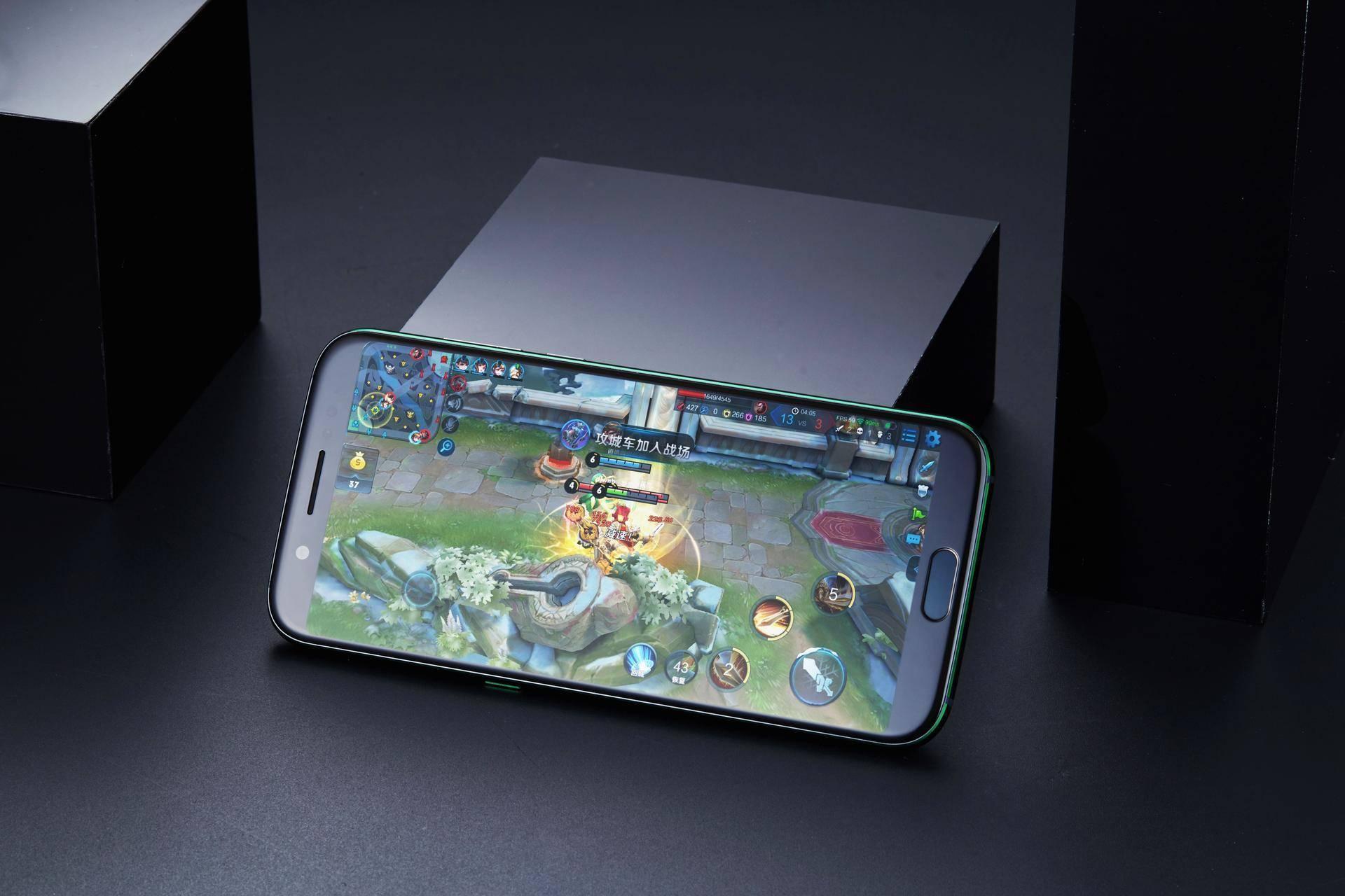xiaomi-blackshark-released-gaming-photos-1.jpg