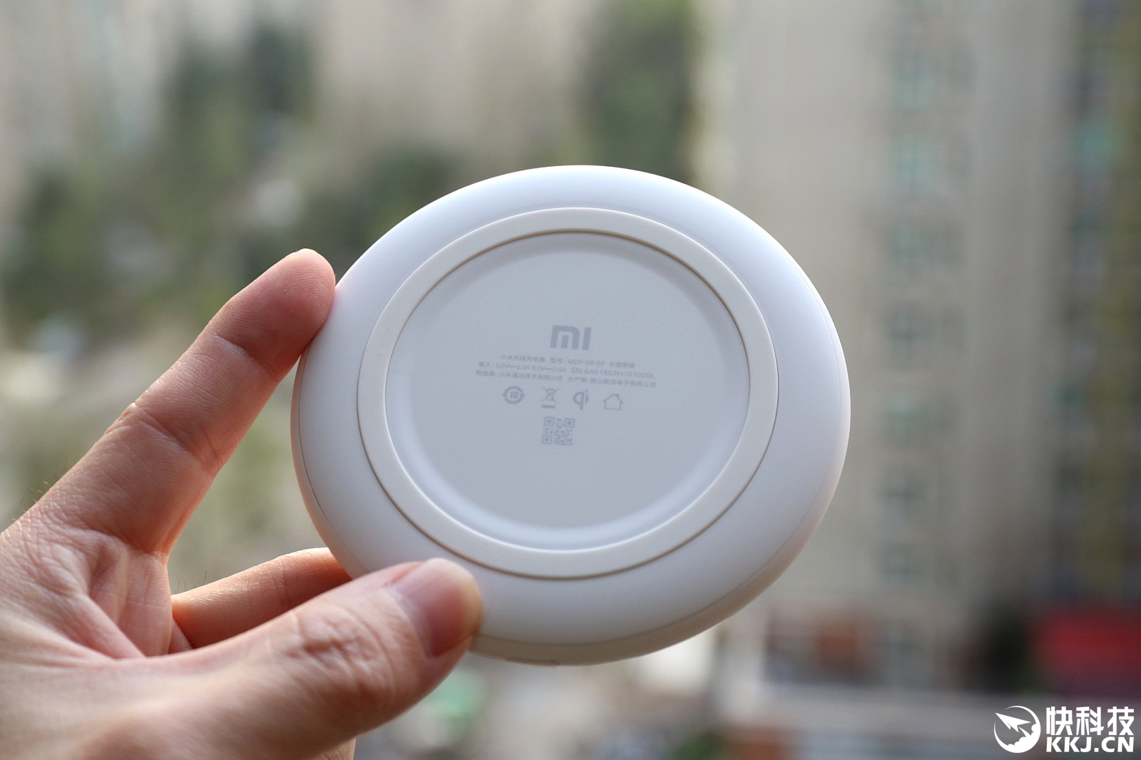 xiaomi-wireless-mix-2s-charger-3.jpg