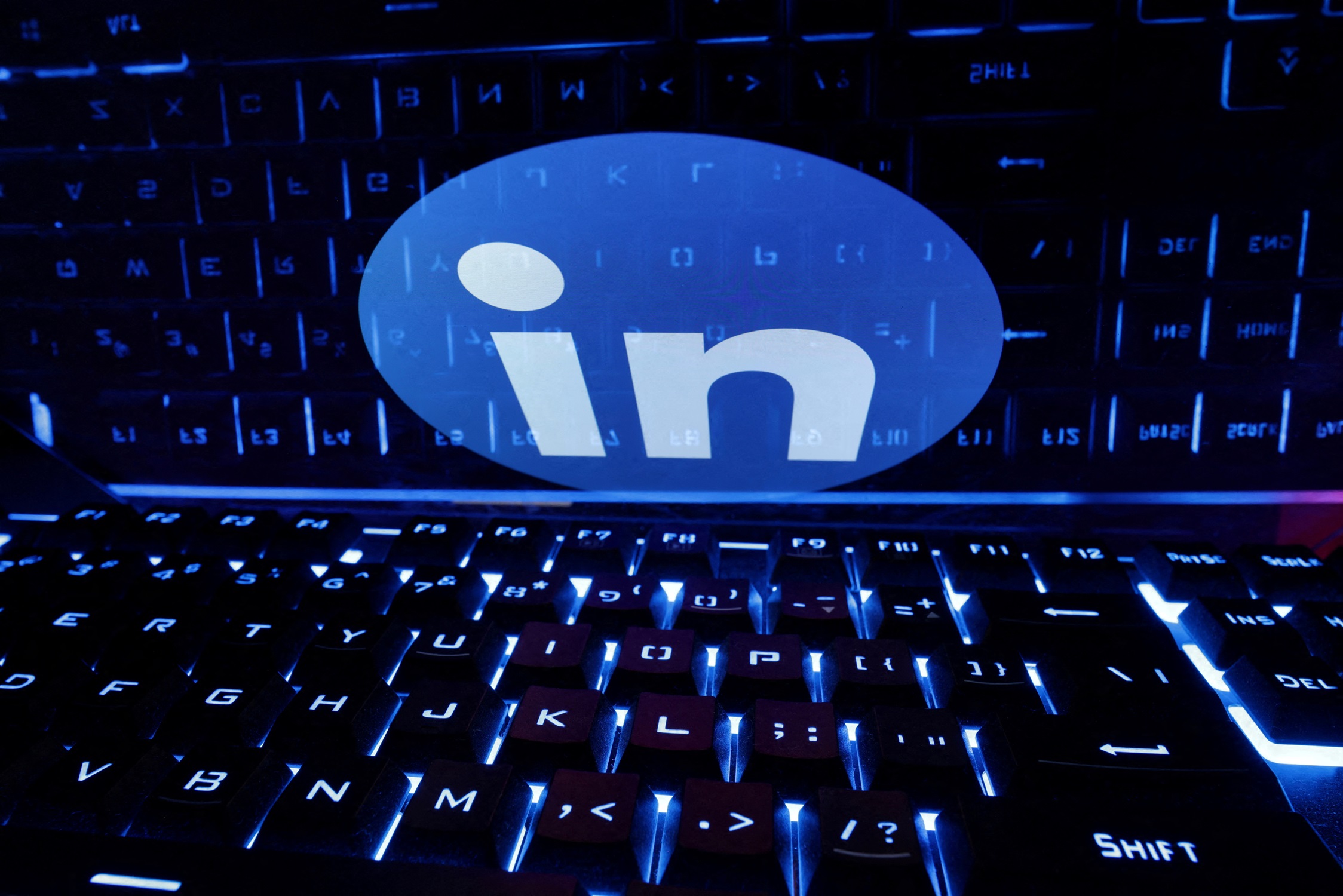 LinkedIn added new AI features for job seekers and reported reaching 1bn users