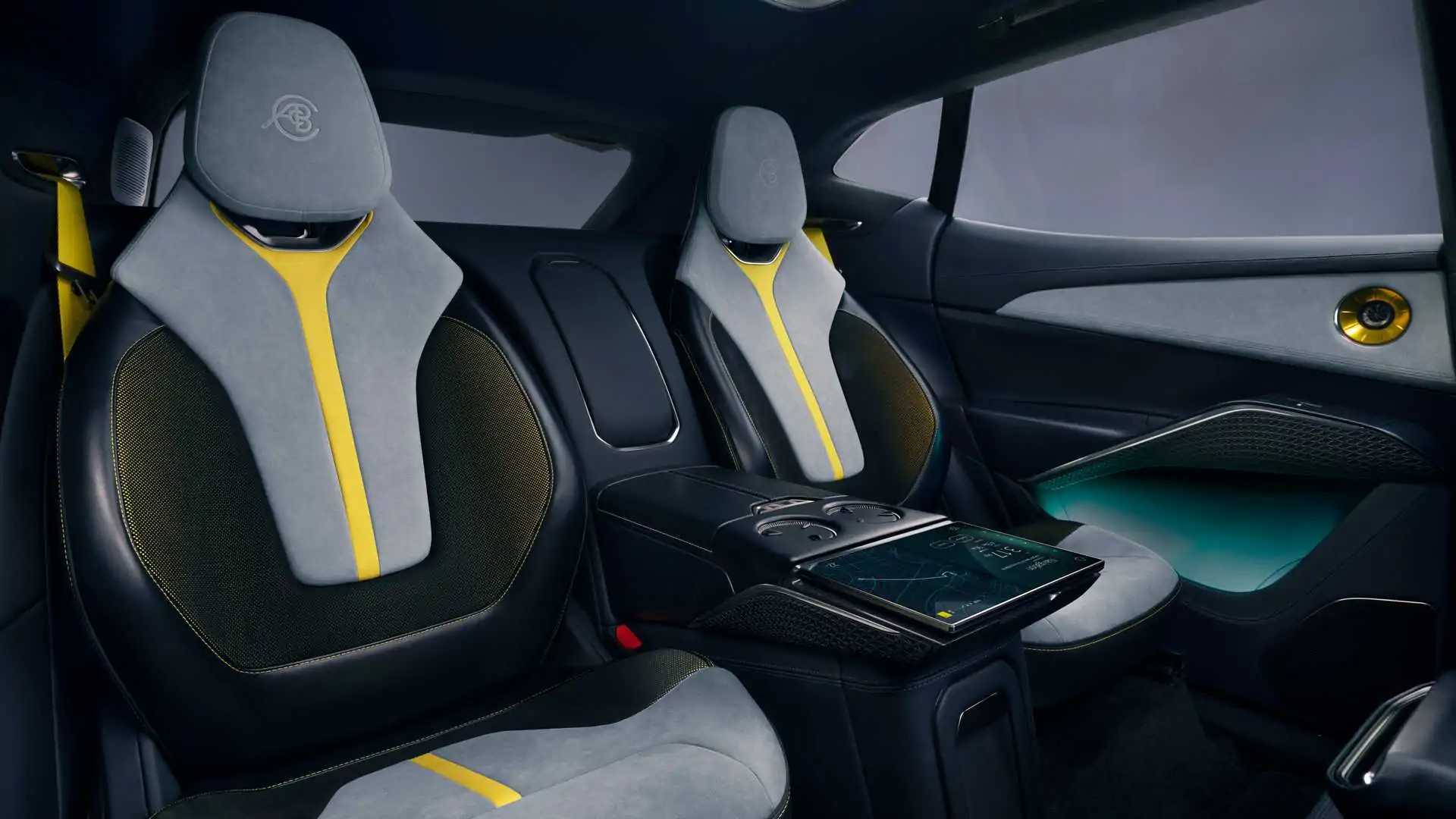 Наближення до салону Lotus Eletre