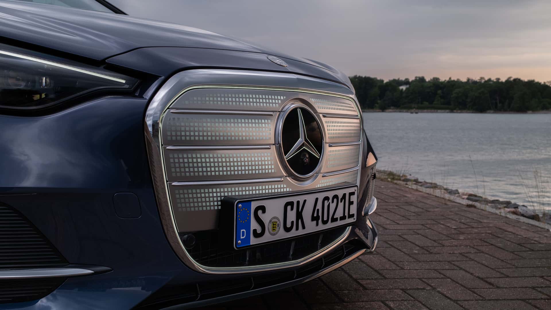 Задній вигляд електричного Mercedes-Benz C-Class