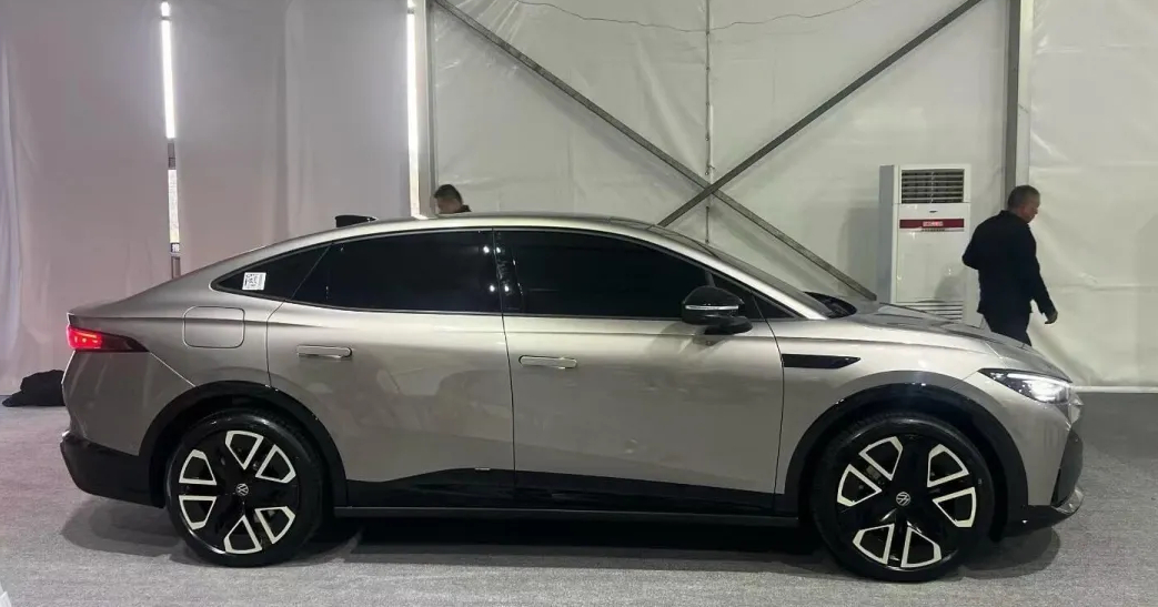 Side profile of Volkswagen ID. Unyx 07