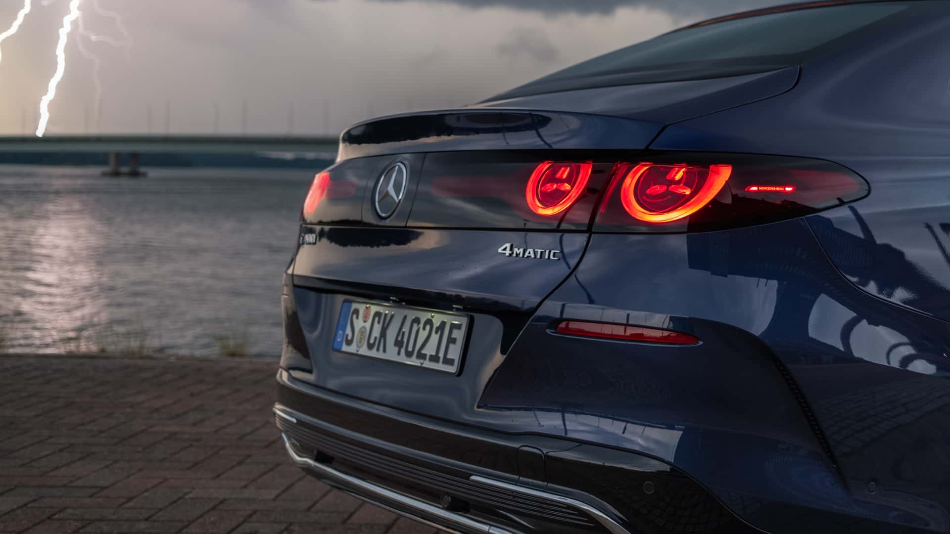 Інтер'єр Mercedes-Benz C-Class з великими дисплеями